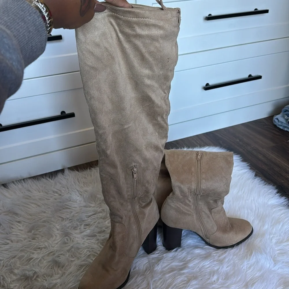 KNEE HIGH CHUNKY HEEL BOOTS - Picture 3 of 8